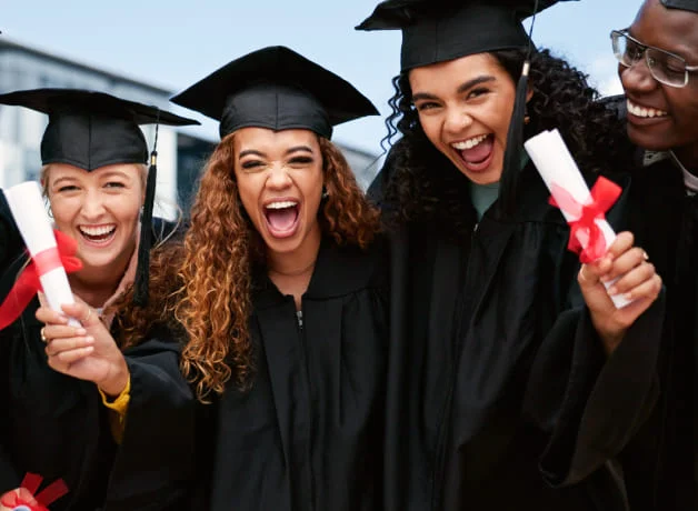 Estudiantes graduándose